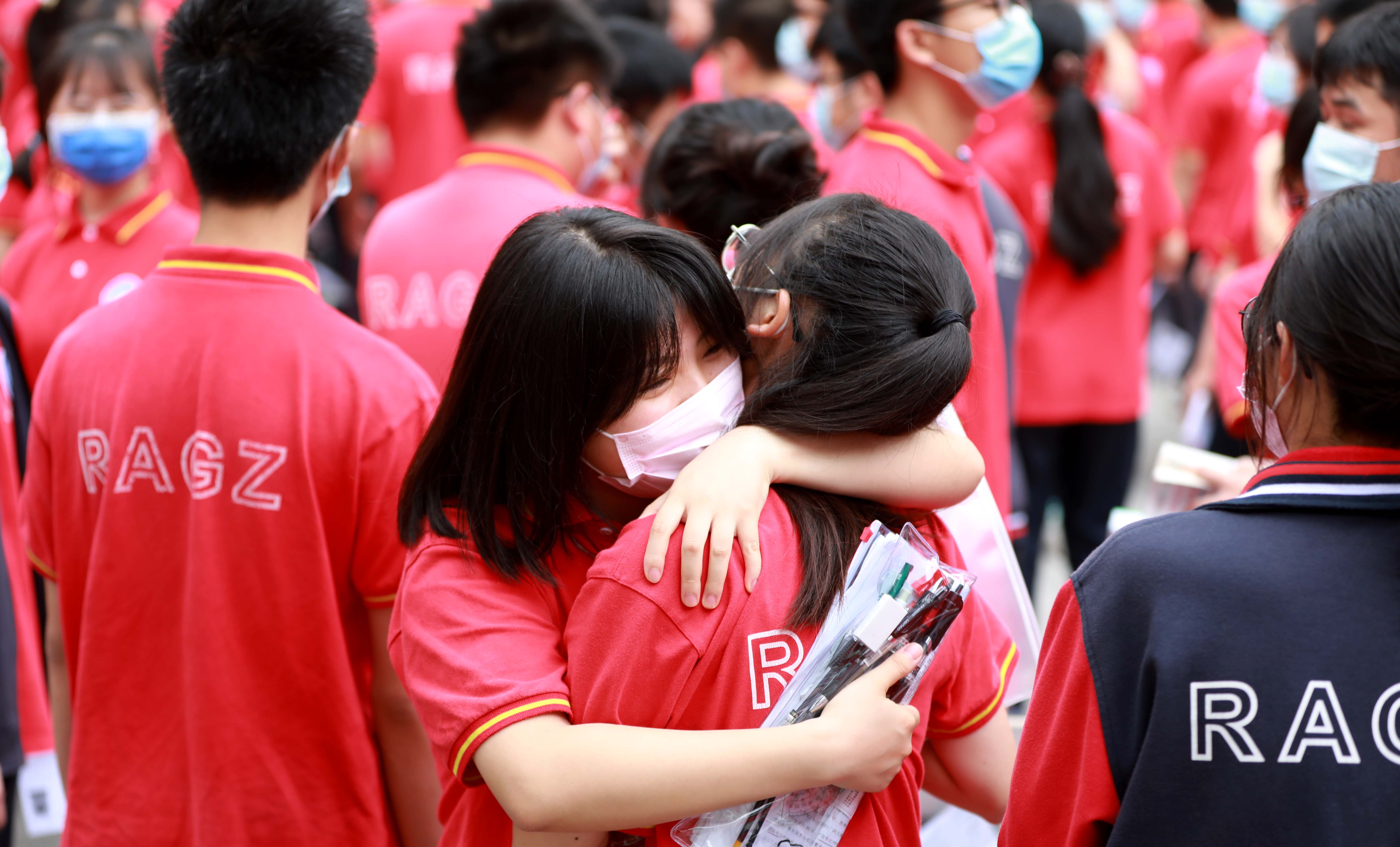 圖3：6月7日，在廣西柳州市融安縣高級中學,，考生相互擁抱鼓勵,。（覃慶和 攝）.jpg