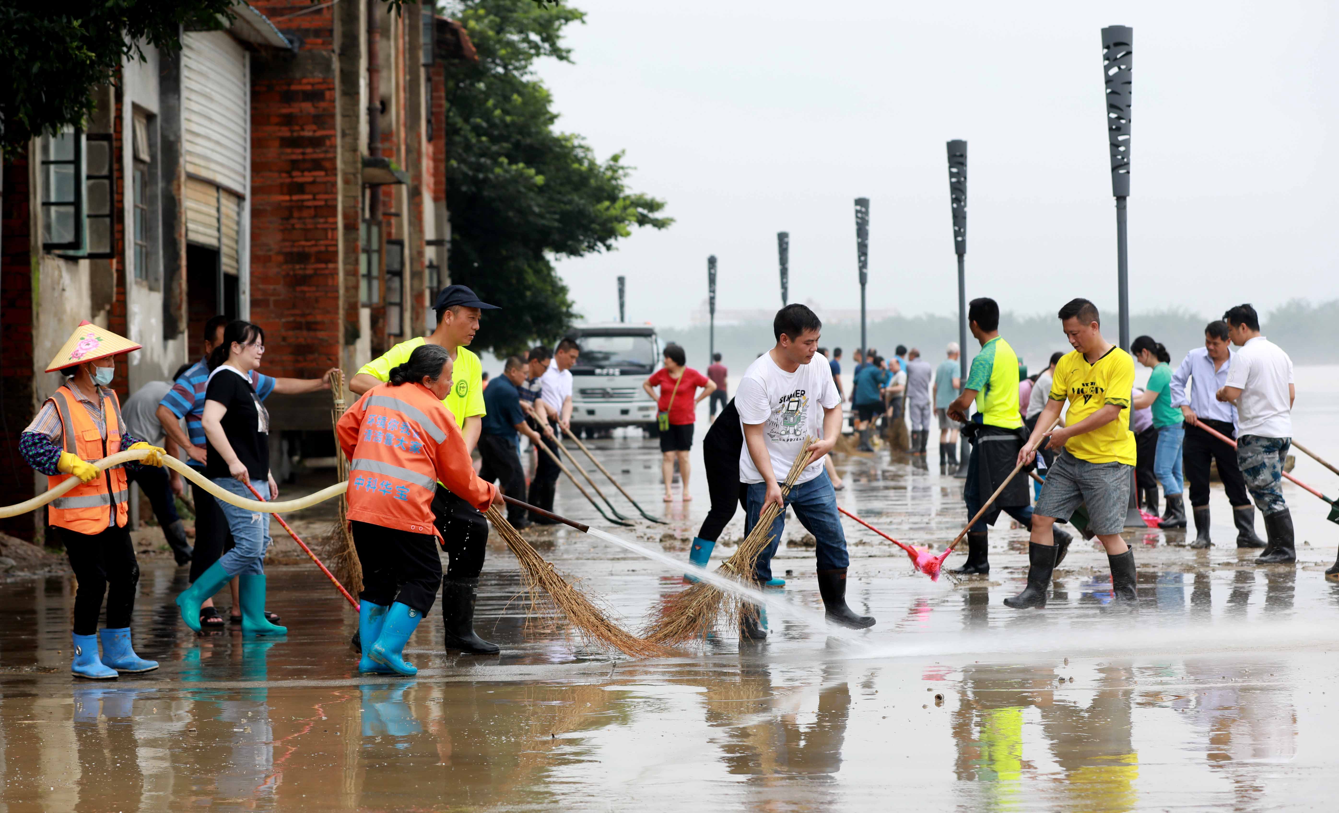 圖2：6月5日,，在融江廣西柳州市融安縣城段河堤，黨員干部群眾在清理淤泥,。（覃慶和 攝）.jpg