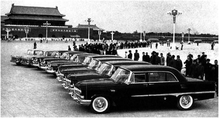 紅旗牌轎車1959年10月在天安門廣場展出.jpg