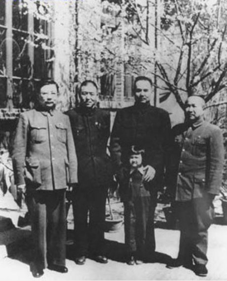 1938年，李克農(nóng)（左一）與葉劍英（右二）等.jpg